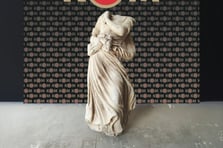 Otomobilin bagajında neoklasik döneme ait kadın heykeli ele geçirdi