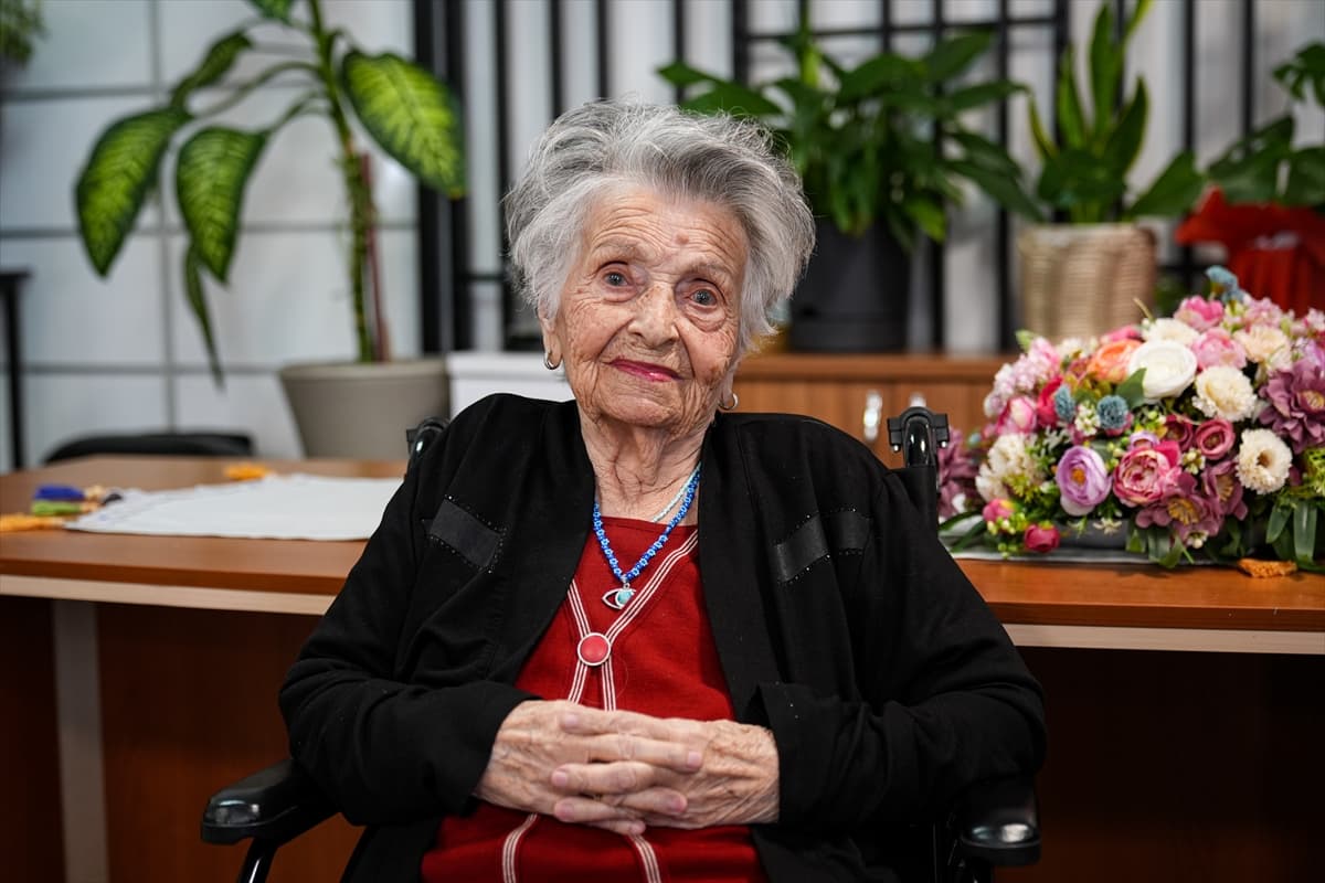 100 yıllık çınarın doğum günü dileği gerçek oldu: İzmir'de asırlık kutlama