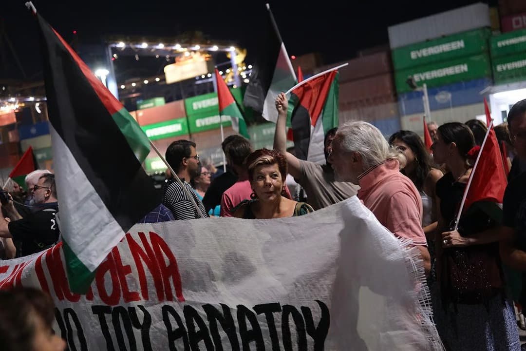 Yunanistan'da liman işçileri İsrail ile ticareti protesto etti