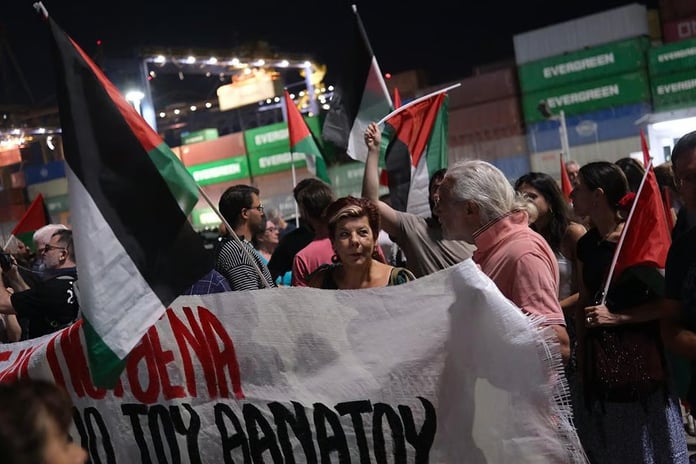 Yunanistan'da liman işçileri İsrail ile ticareti protesto etti