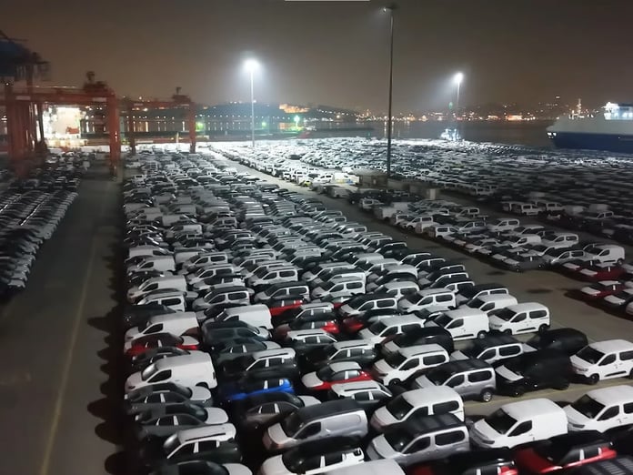 Haydarpaşa Limanı’nda gece yarısı dev araç sevkiyatı: 2026 model otomobiller sahayı doldurdu