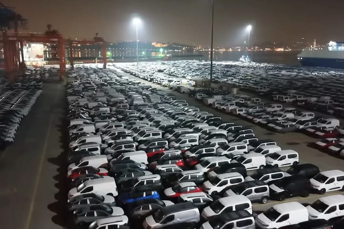 Haydarpaşa Limanı’nda gece yarısı dev araç sevkiyatı: 2026 model otomobiller sahayı doldurdu