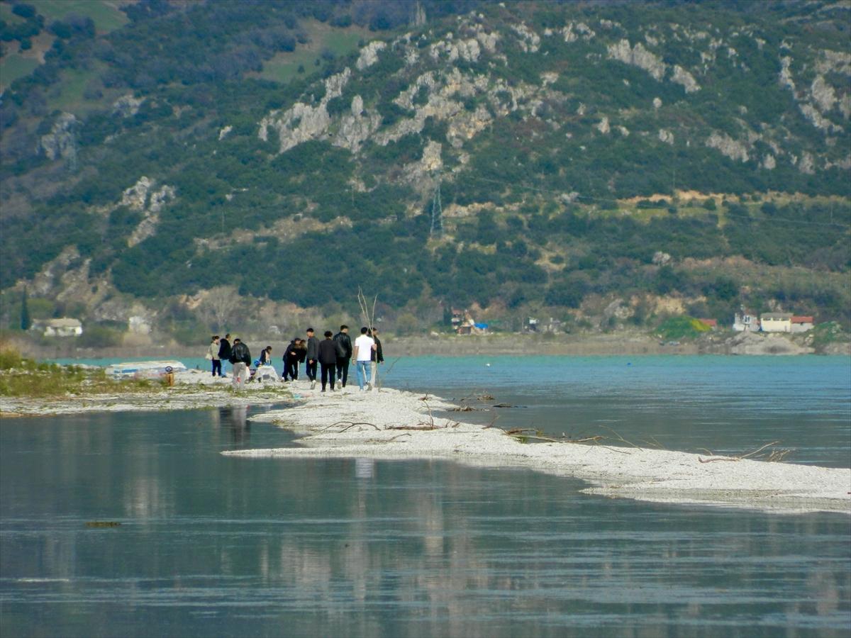 Eğirdir Gölü’nde mucizevi görüntü: Suyun içinden yol çıktı