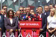 Mahkeme itirazı reddetti, Gürsel Tekin görevde kaldı