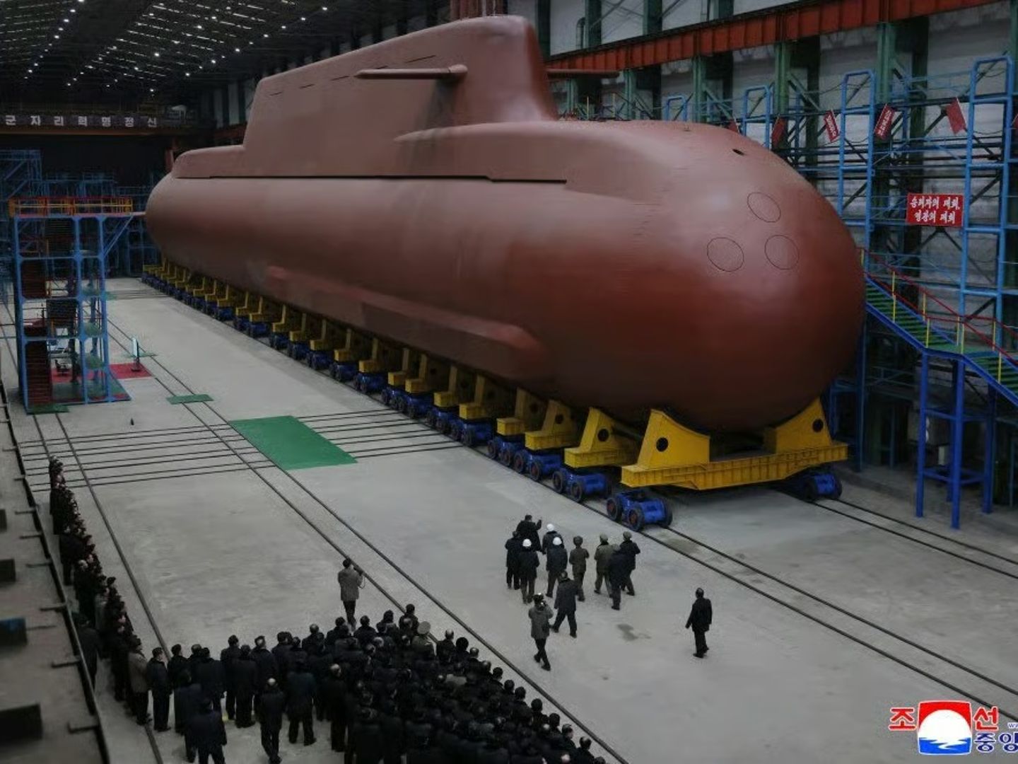 Kim Jong-un nükleer tahrikli güdümlü füze denizaltısını inceledi