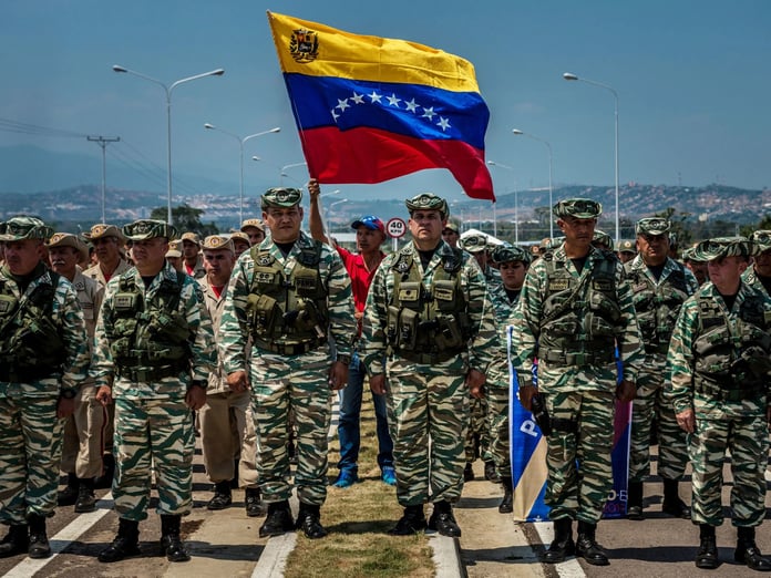 Venezuela Kolombiya sınırına 15 bin asker konuşlandırıyor