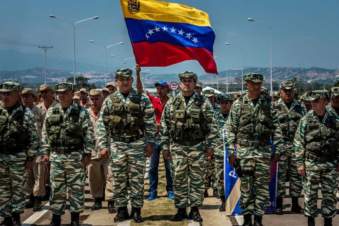 Venezuela Kolombiya sınırına 15 bin asker konuşlandırıyor