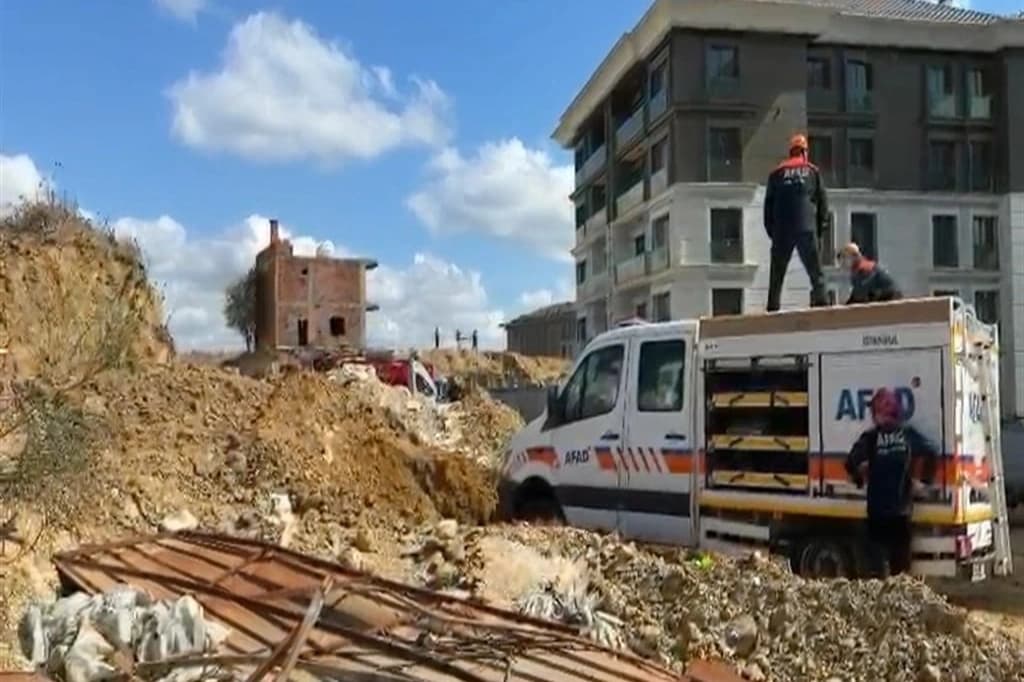 Başakşehir'de istinat duvarı çöktü
