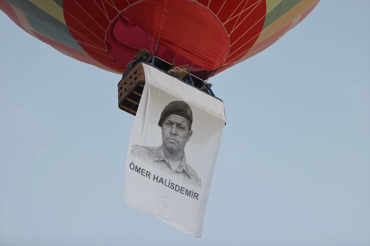 Kapadokya gökyüzünde anlamlı uçuş: Sıcak hava balonları 15 Temmuz için havalandı
