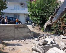 "Tapulu arsam" diyen vatandaşın kapattığı yol iş makinesiyle açıldı