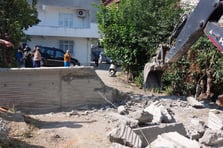 "Tapulu arsam" diyen vatandaşın kapattığı yol iş makinesiyle açıldı