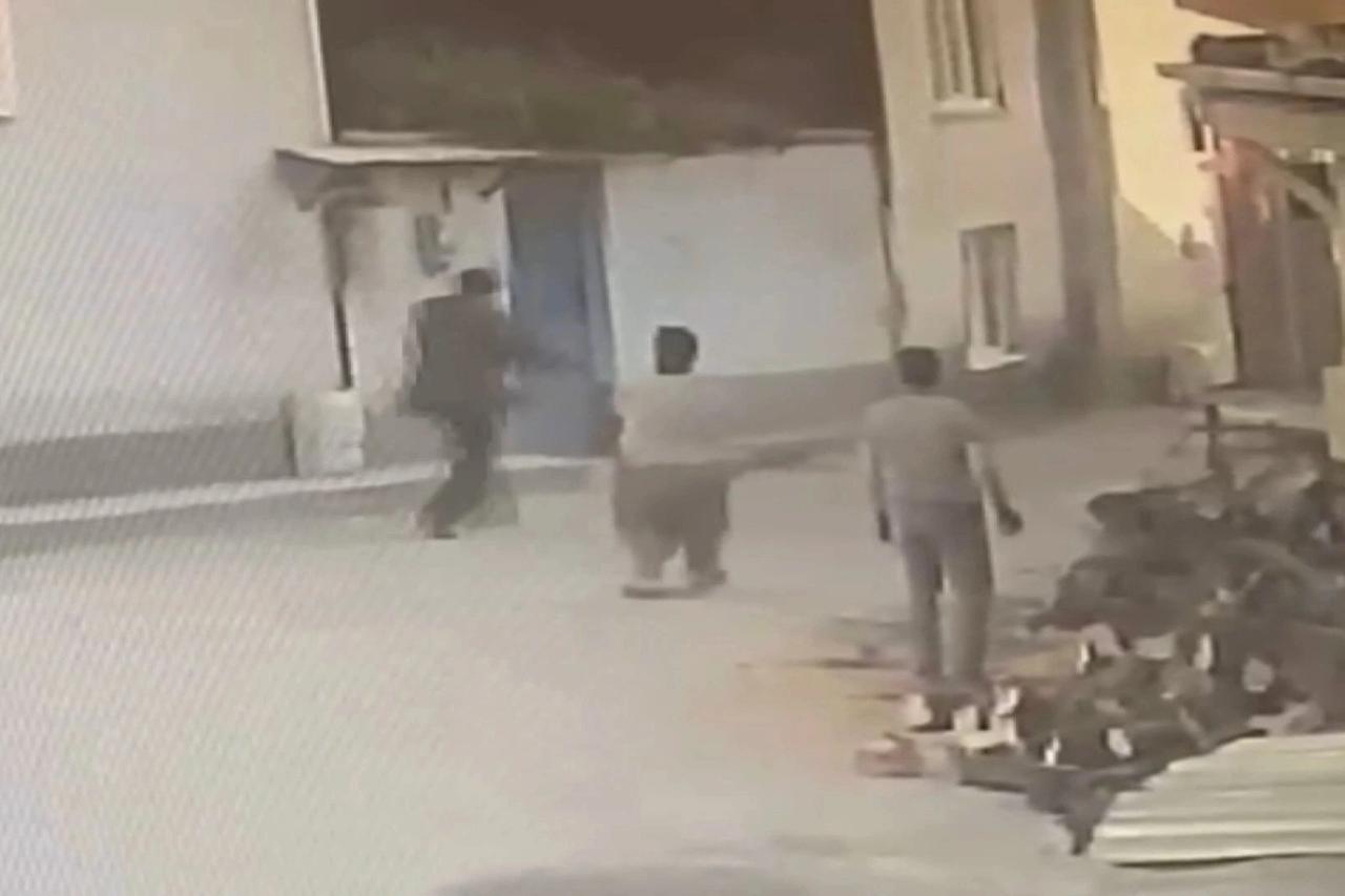 Yaşlı adama motorlu testereli korkutma