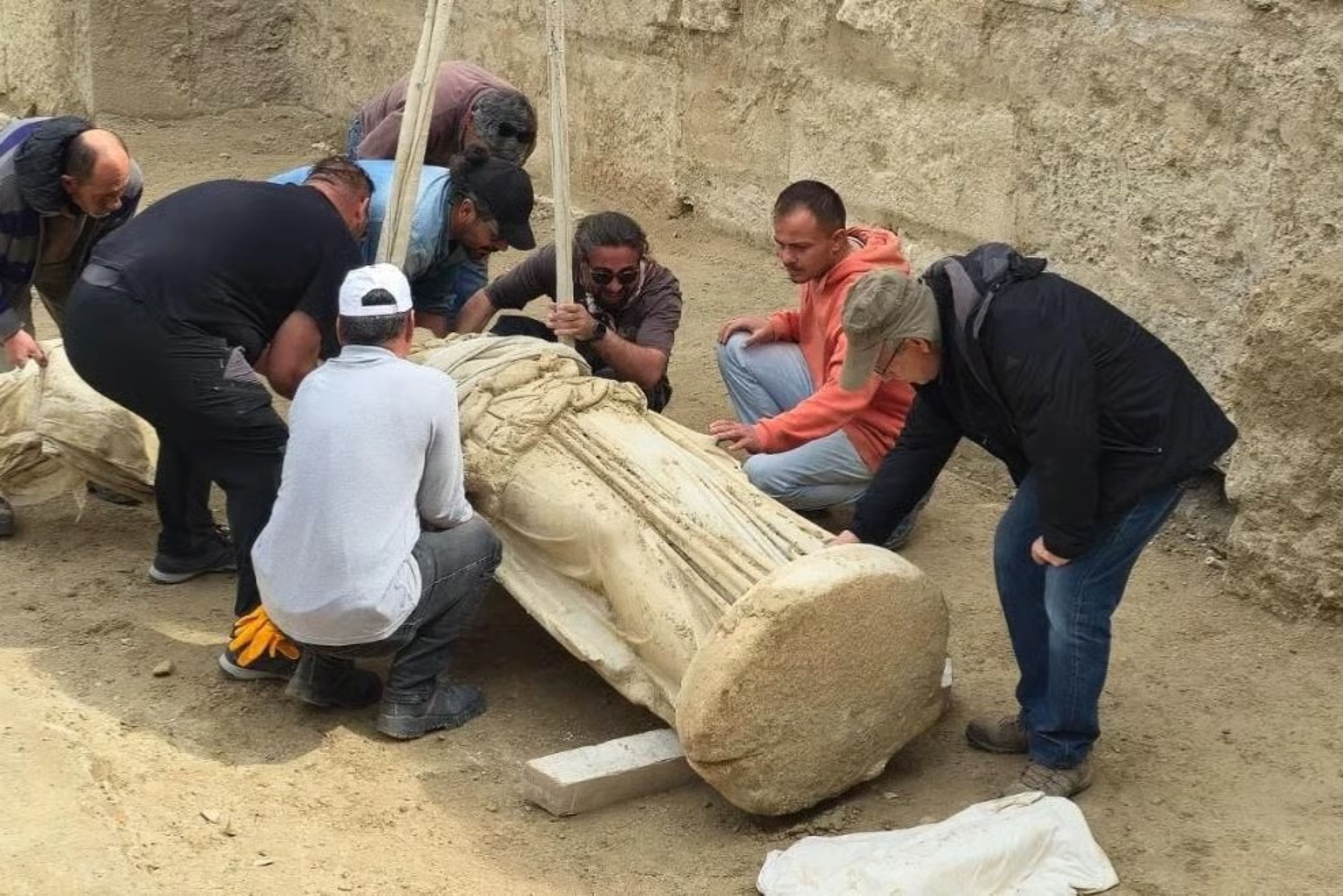 Laodikeia’da 2 metrelik Athena heykeli gün yüzüne çıkartıldı