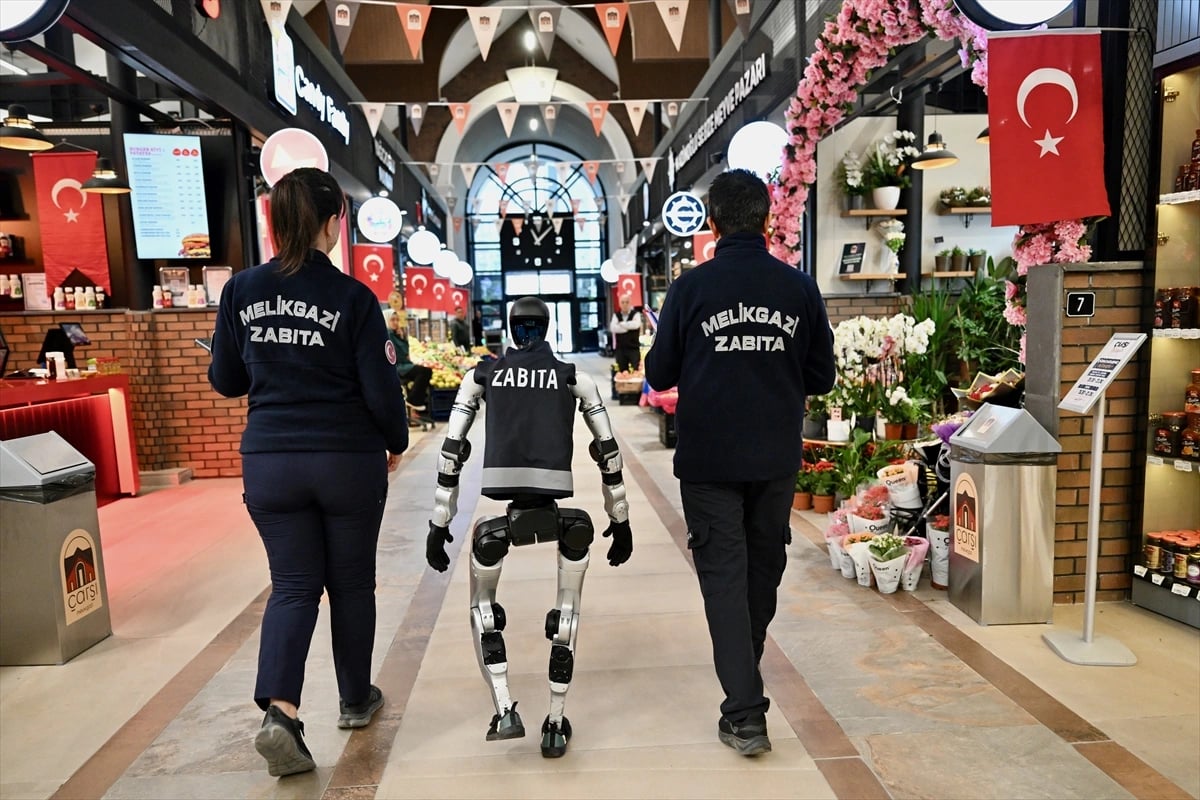 İnsansı robot MEGA, zabıta ekipleriyle denetimde