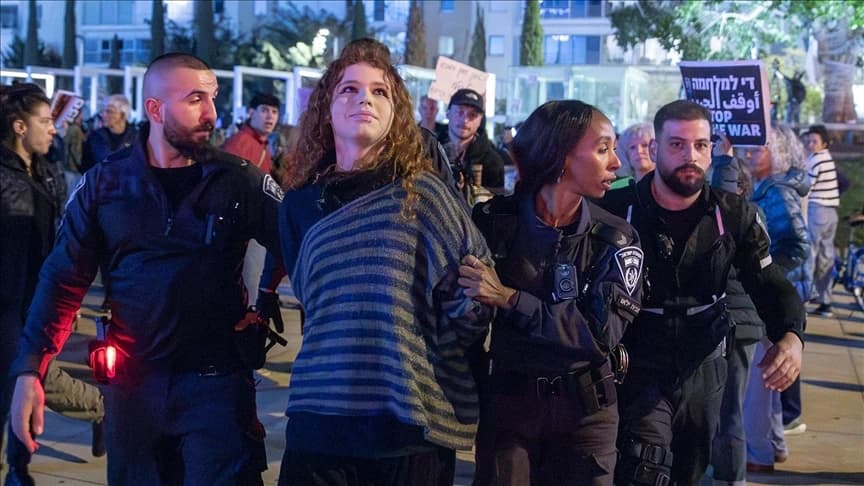 Tel Aviv polisi savaş karşıtı protestoculara müdahale etti