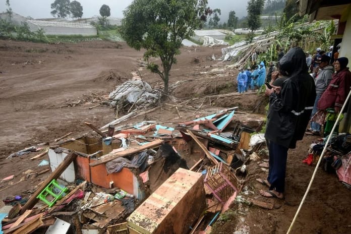Endonezya'da toprak kayması can aldı