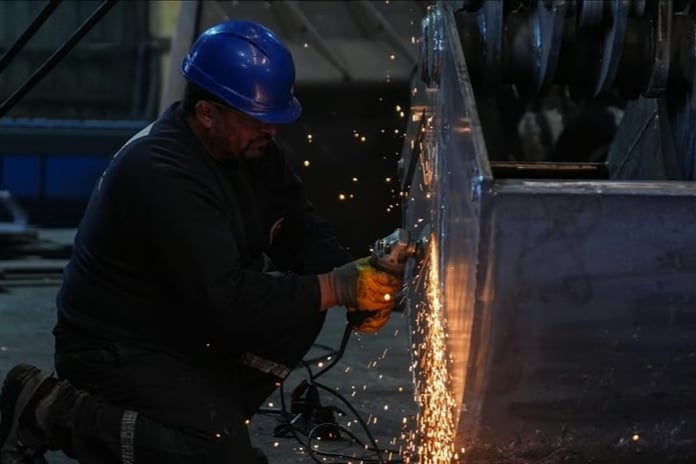 Ücretli çalışan sayısı nisanda yıllık bazda yüzde 2,4 artarak 15,7 milyon oldu