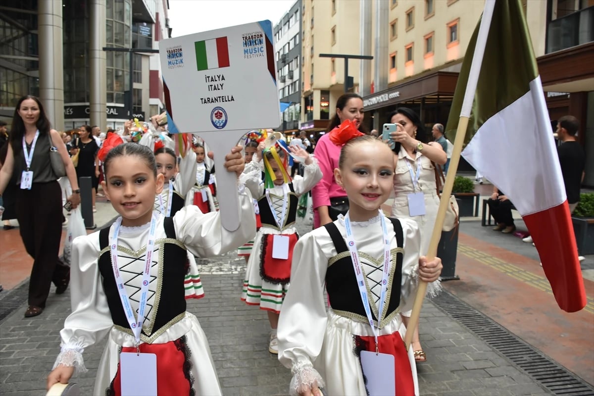 Dünya Trabzon’da horona durdu: 4. Uluslararası Horon ve Müzik Festivali başladı