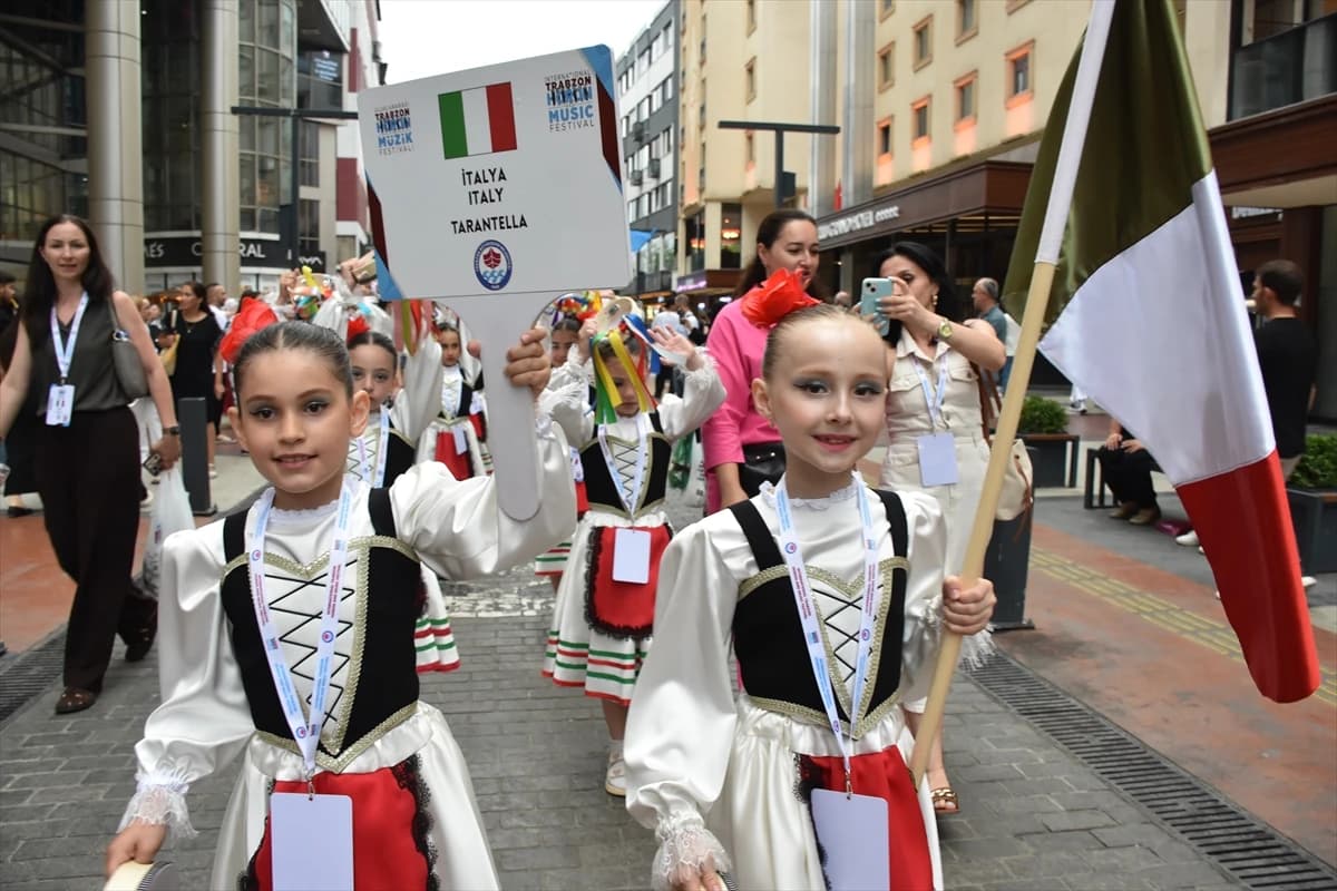 Dünya Trabzon’da horona durdu: 4. Uluslararası Horon ve Müzik Festivali başladı