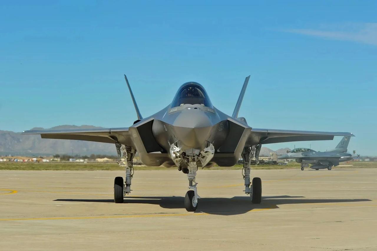 İngiltere, 40'ıncı F-35B Lightning savaş uçağını teslim aldı