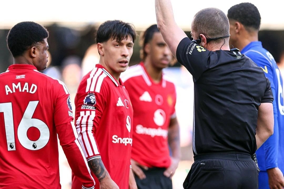 Lisandro Martinez atıldı, Cole Palmer cezayı kesti