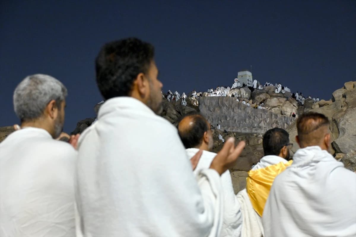 Milyonlarca hacı adayı Arafat'ta