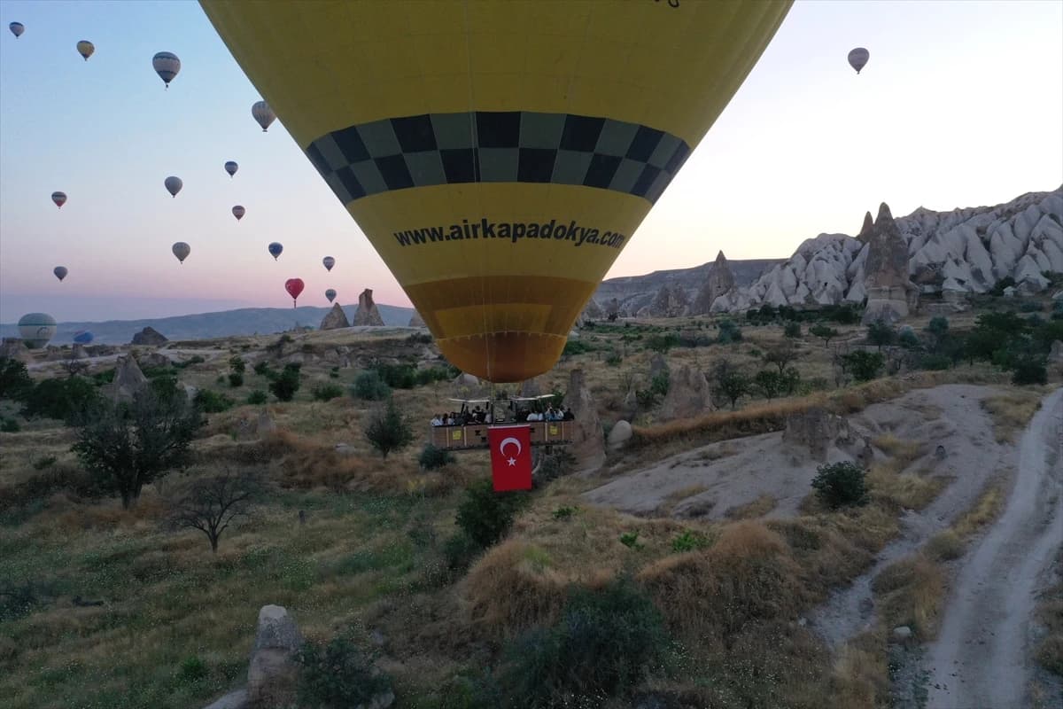 Kapadokya gökyüzünde anlamlı uçuş: Sıcak hava balonları 15 Temmuz için havalandı