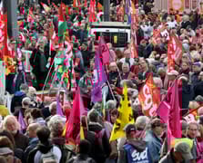 Fransızlar kemer sıkma politikalarına karşı grevde