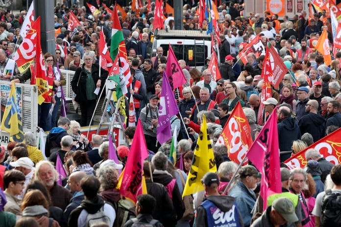 Fransızlar kemer sıkma politikalarına karşı grevde