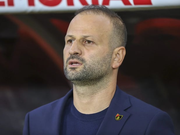 Sivasspor, teknik direktör Osman Zeki Korkmaz'la anlaşma sağladı: Kırmızı beyazlıları yeniden Süper Lig'e çıkarma sözü verdi