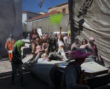 Galaxidi’de un fırtınası: Yunanistan "Temiz Pazartesi"ye renkli bir savaşla girdi