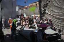 Galaxidi’de un fırtınası: Yunanistan "Temiz Pazartesi"ye renkli bir savaşla girdi