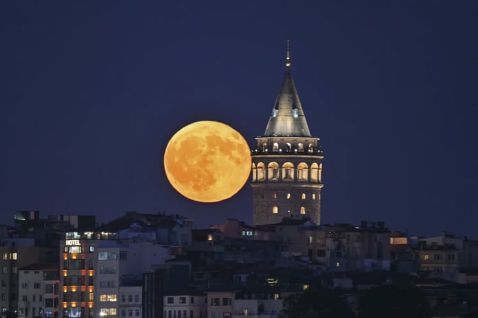 Gökyüzü şöleni başlıyor: Yılın son Süper Ay'ı bu gece görünecek