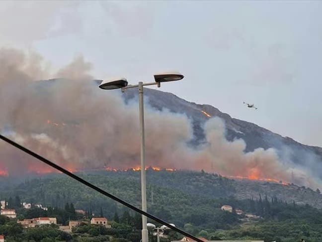 Hırvatistan kıyılarında korkutan orman yangını