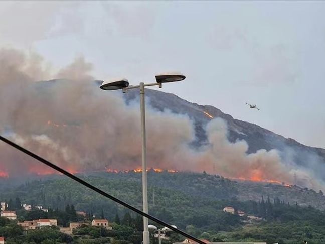 Split yakınlarında büyük orman yangını kontrol altına alınamıyor