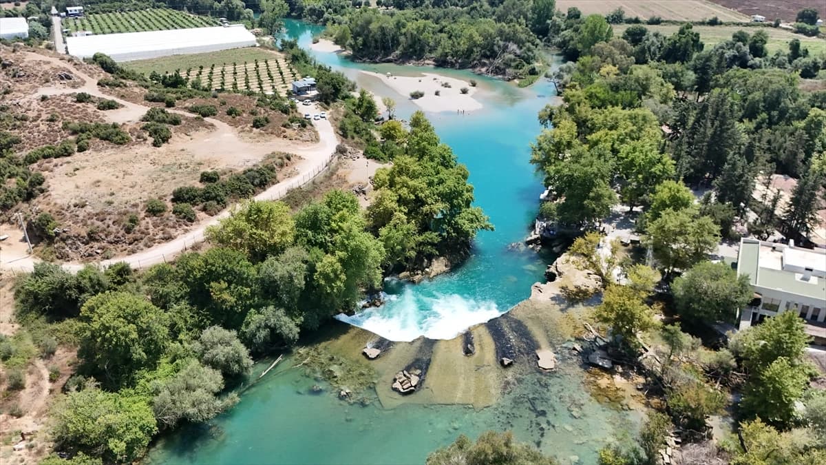 Manavgat Şelalesi yerli ve yabancı turistlerin odak noktasında