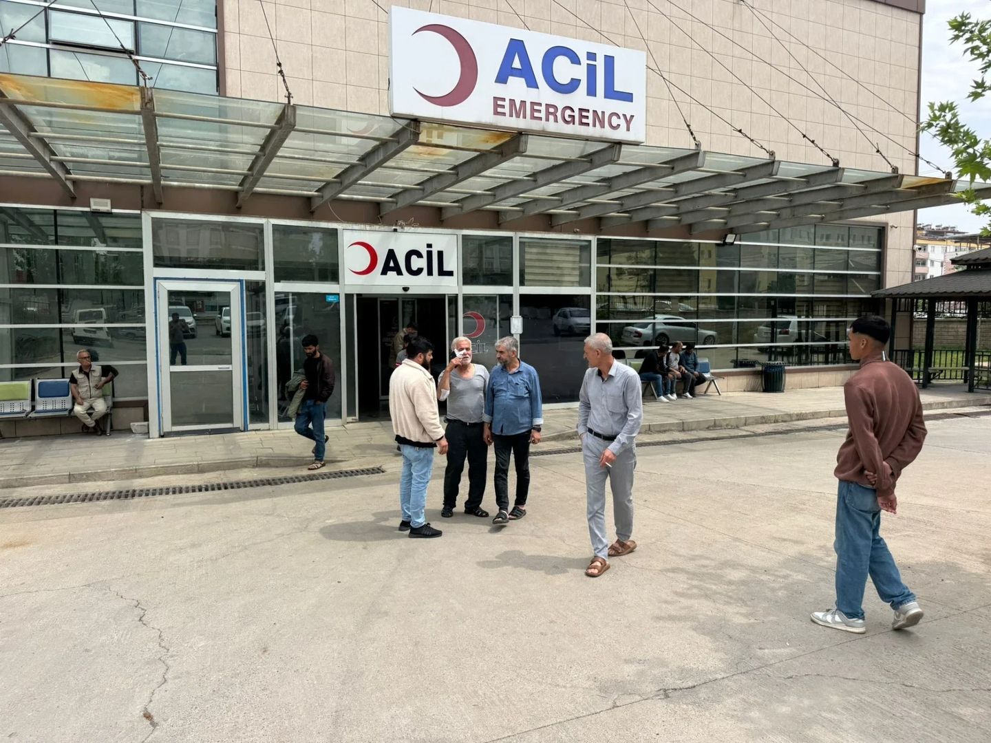 Şanlıurfa'nın Halfeti ilçesinde 70 yaşındaki adam başıboş köpek saldırısından kurtarıldı