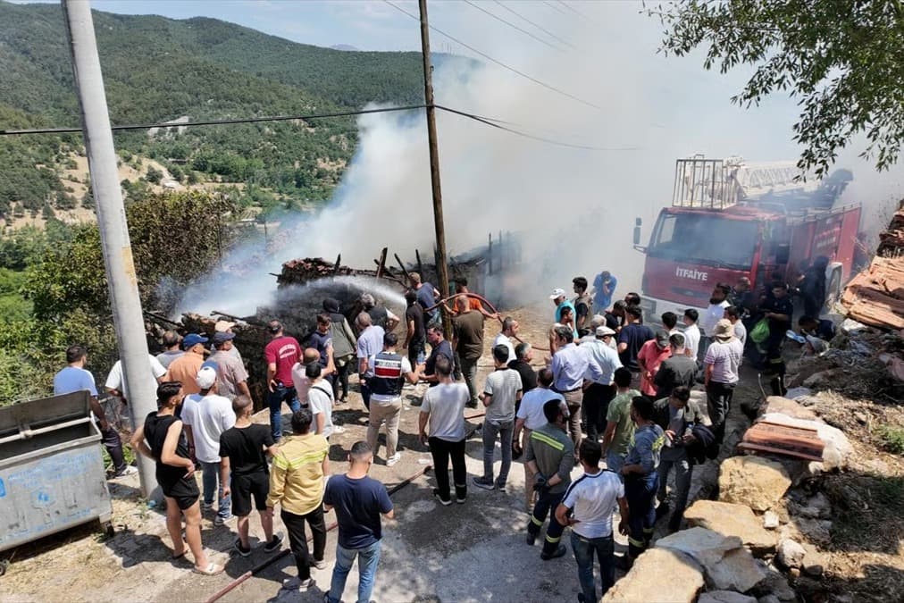 Otluk alanda çıkan yangın evlere sıçradı: 3 ev zarar gördü