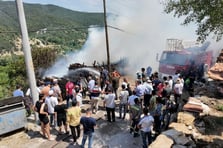 Otluk alanda çıkan yangın evlere sıçradı: 3 ev zarar gördü