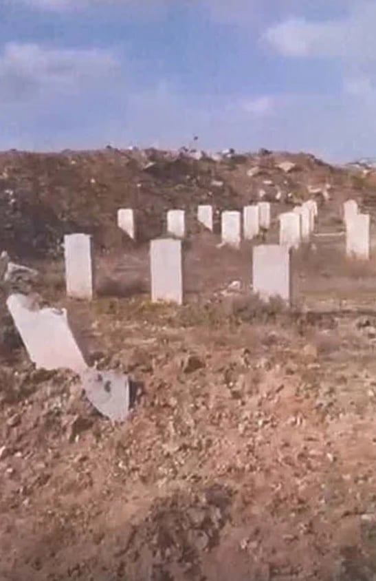 Avustralyalı askerlerin zarar gören mezarları - İngiliz Milletler Topluluğu Savaş Mezarlıkları Komisyonu