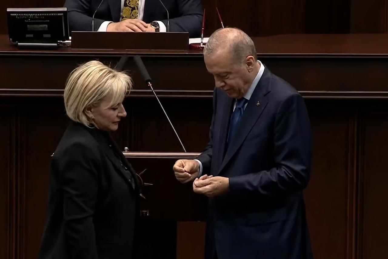 CHP'den istifa eden Nimet Özdemir AK Parti'ye katıldı 