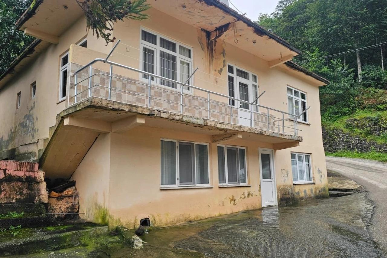 İki katlı evin altından 8 aydır su çıkıyor