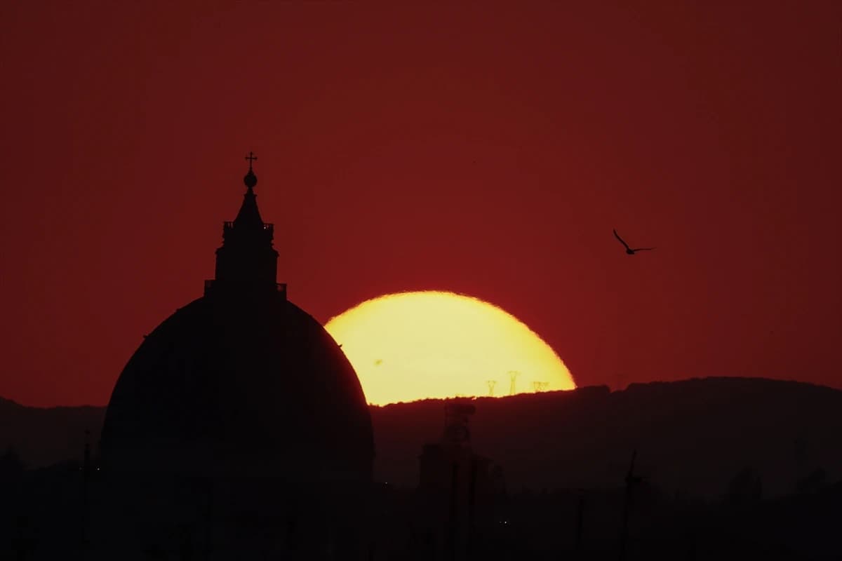 Kırmızının bin bir tonu: Roma'da bir gün batımı...