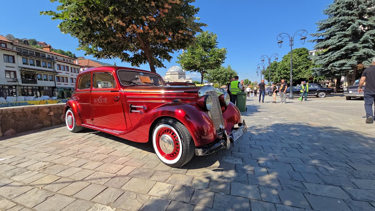 Kosova'da klasik otomobil festivaline büyük ilgi