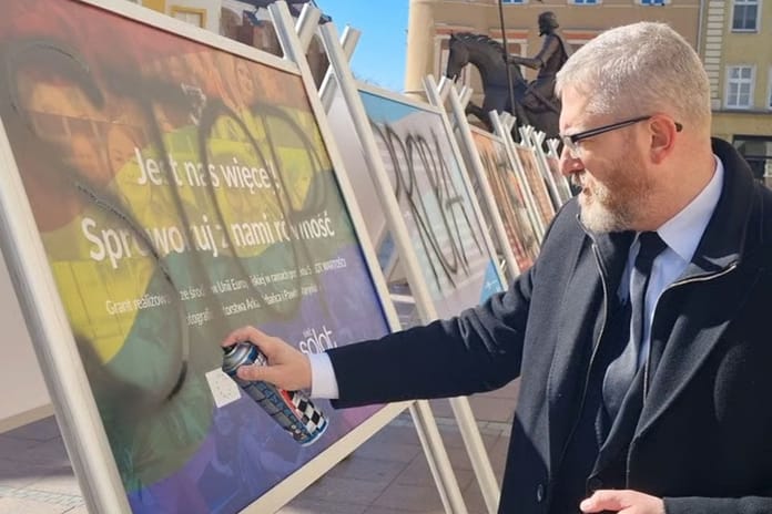 Polonyalı siyasetçi meclisteki LGBT propagandasına "dur" dedi