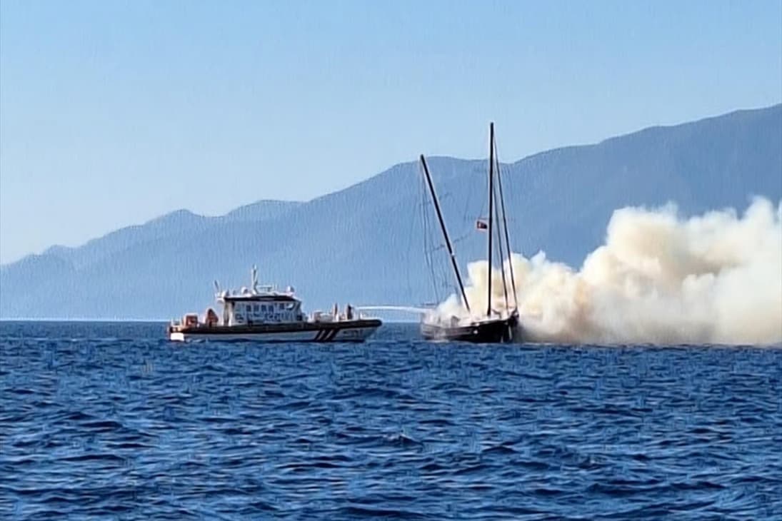 Yangın çıkan tekne battı teknede bulunan 13 kişi kurtarıldı