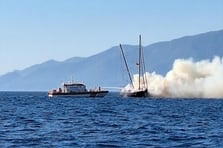 Yangın çıkan tekne battı teknede bulunan 13 kişi kurtarıldı