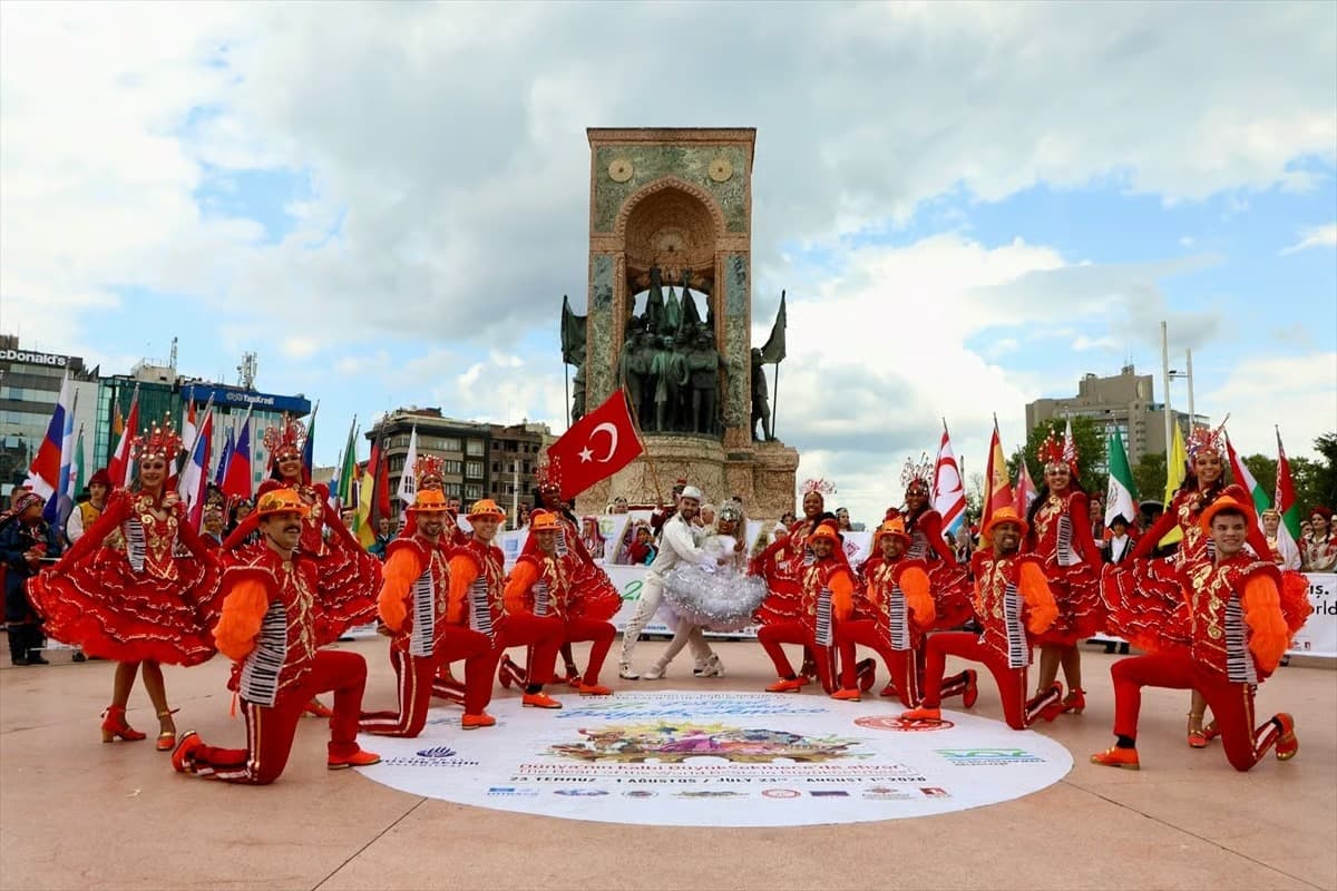 Taksim Meydanı'nda renkli tören