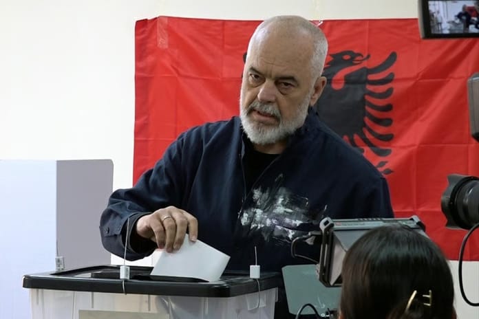 Arnavutluk seçimlerinin galibi Başbakan Edi Rama oldu