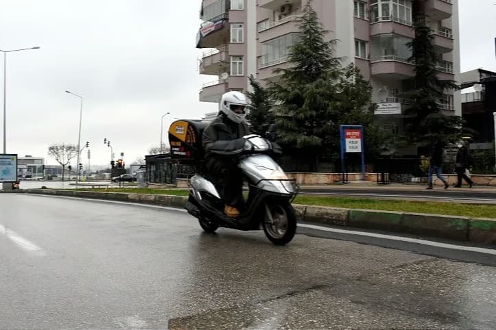 Aylık 200 bin lira kazanıyorlardı: Şirketlerin yeni şartı motokuryeleri ayağa kaldırdı! 